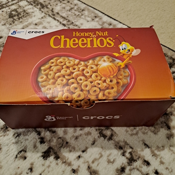 Crocs Honey Nut Cheerios clog sandals! Size 6y / 7.5 women - Picture 7 of 8